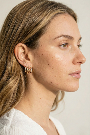 Forka Zircon Gold Earrings with white cubic zircons in gold plated brass and copper, 1cm length