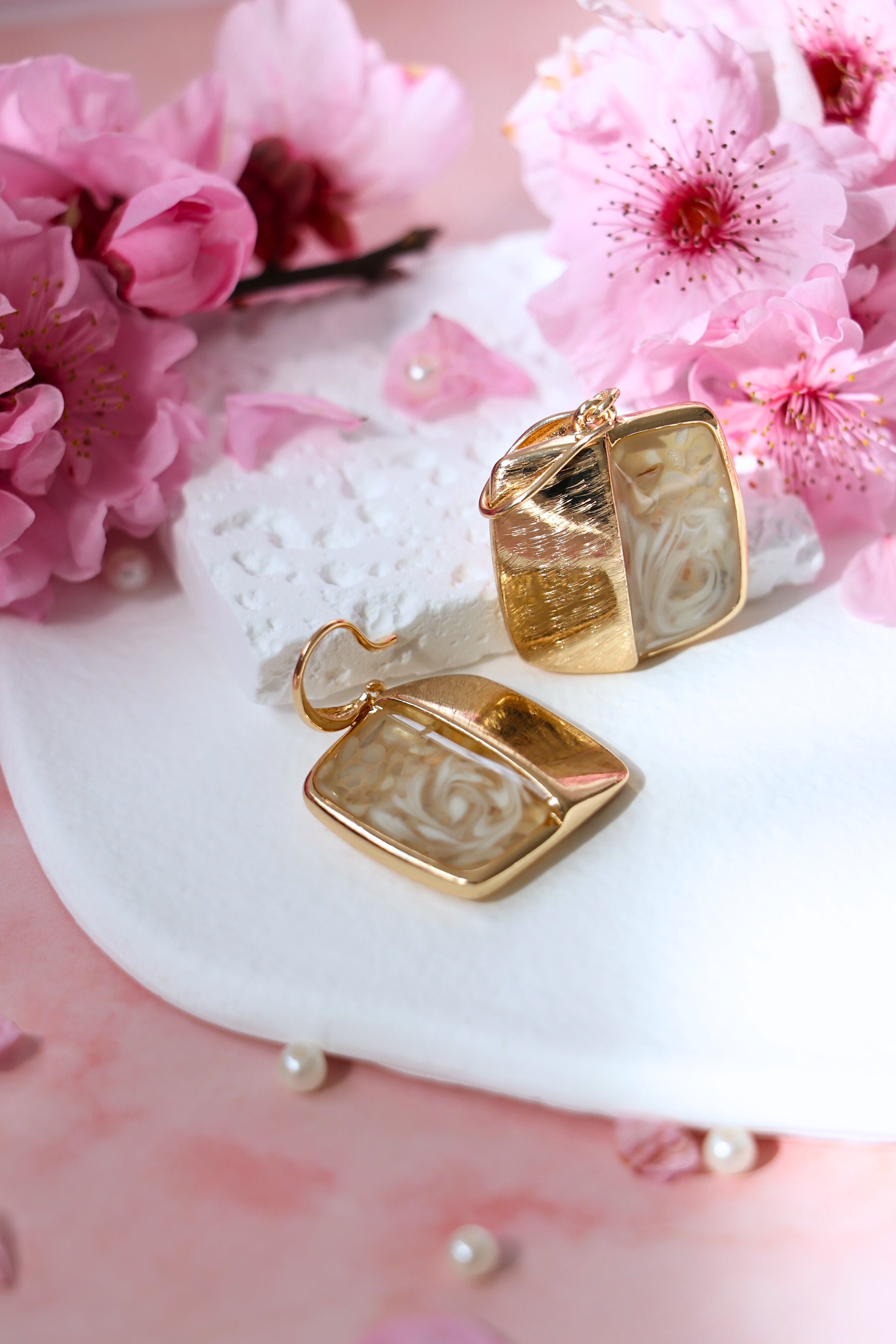 Piazza Gold Earrings with white shell, enamel, resin coating, brushed finish, gold plated brass and copper base, 3.2cm length