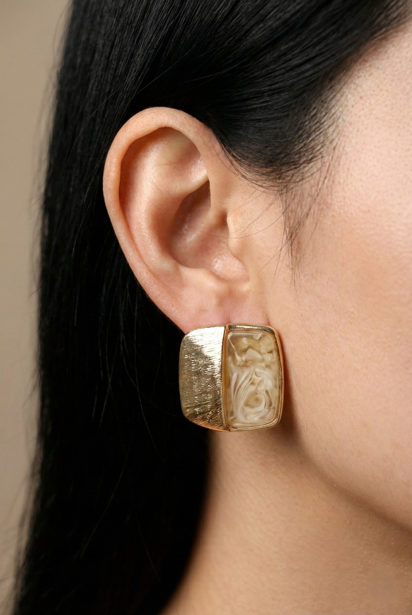 Piazza Gold Earrings with white shell, white enamel, resin coating, 3.2cm length, brushed gold plated brass and copper base